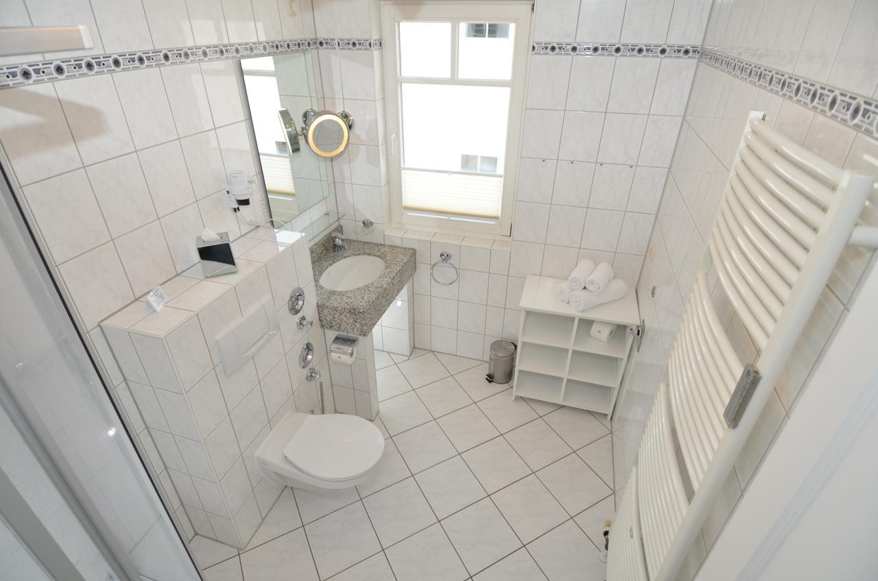 - Apt. 03 * Binz
